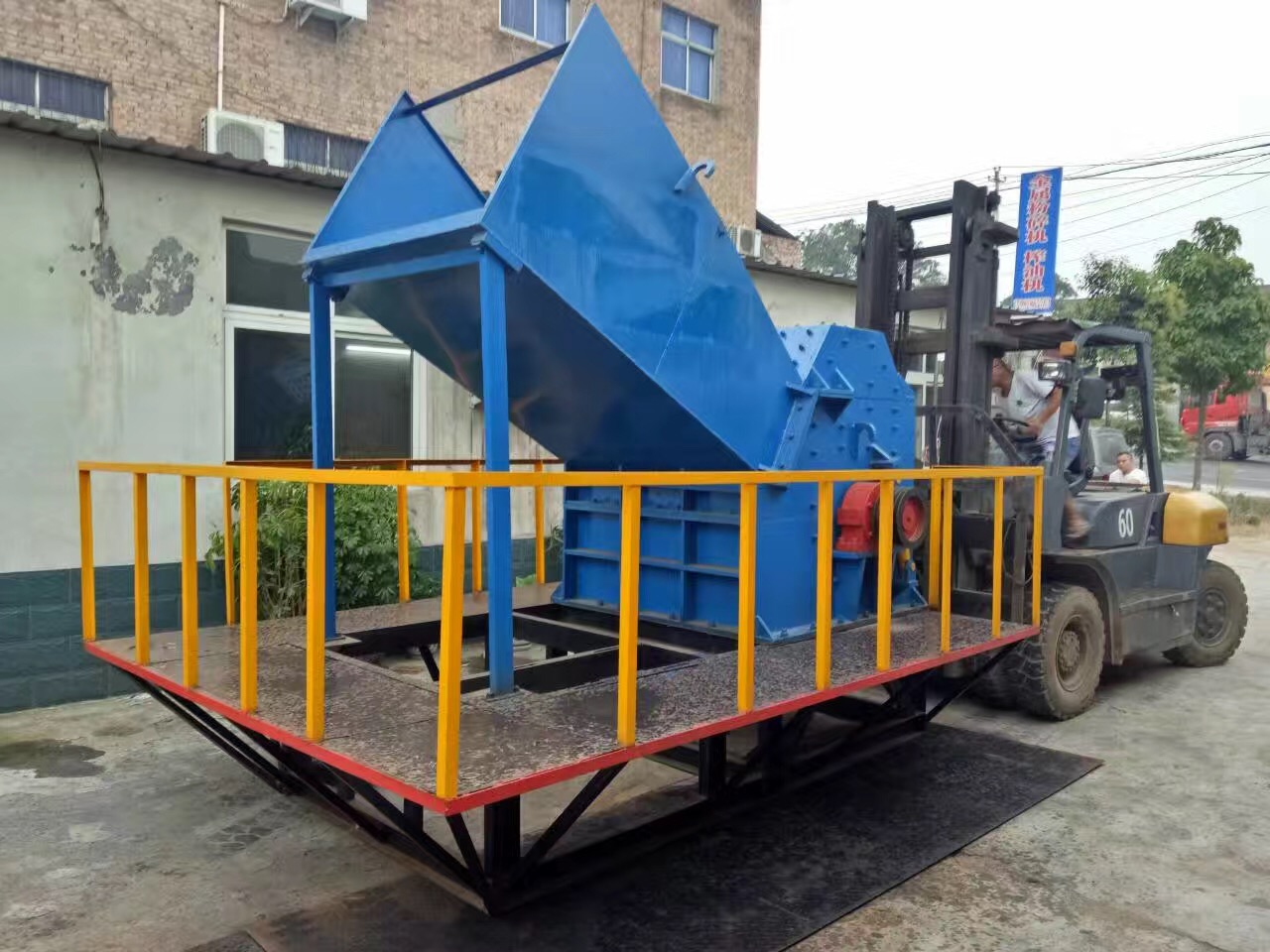 金屬撕碎機裝車現場